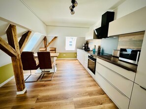 Fridge, microwave, oven, stovetop - Spacious attic studio "Silberberg" new with AIR CONDITIONING, in the heart of Schneeberg (Schneeberg)