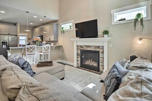 Living area - Asheville Home Close to Biltmore (Asheville)