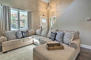 Living area - Asheville Home Close to Biltmore (Asheville)