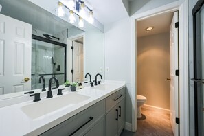 Douche, sèche-cheveux, serviettes fournies, savon