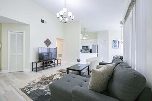 Smart TV, offices - Entire Renovated Condo/ 10% OFF on Monthly Rent (Orlando)