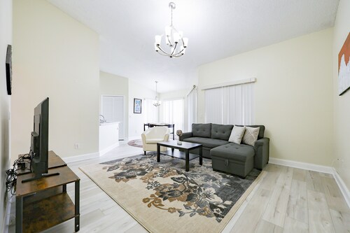 Entire condo with 2BD in Orlando, remote work friendly, downtown area