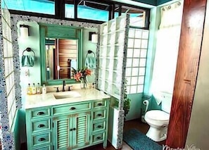 SĂšche-cheveux, serviettes fournies, shampoing, papier toilette
