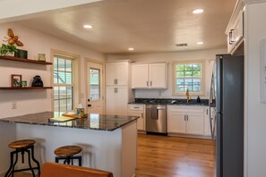 Fridge, microwave, oven, stovetop - Charming newly remodeled 2-bedroom house in Norman (Norman)