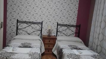 4 bedrooms, iron/ironing board, WiFi, bed sheets