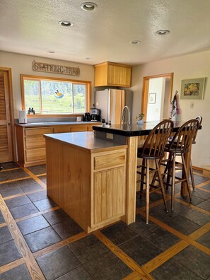 Fridge, microwave, oven, stovetop - The Russian Olive Homestead (Arlee)
