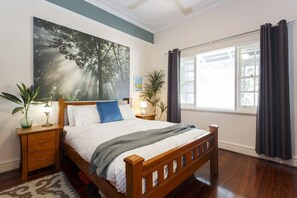 Schreibtisch, Bügeleisen/Bügelbrett, Reisekinderbett, WLAN