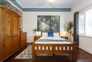 3 habitaciones, escritorio y tabla de planchar con plancha 