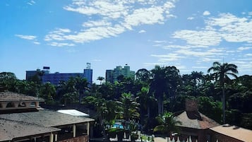 Utendørsbasseng og et oppvarmet basseng