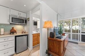 Fridge, microwave, oven, stovetop - Charming Studio Apartment with WiFi, AC in beautiful Diamond Head Beach Park! (Honolulu)