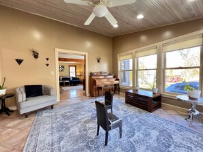 Smart TV, fireplace - Escape to Shadow Peak Retreat: Your Luxurious Vermont Getaway (manchester)