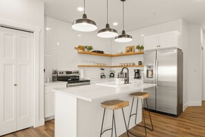 Kühlschrank, Mikrowelle, Ofen, Herdplatte