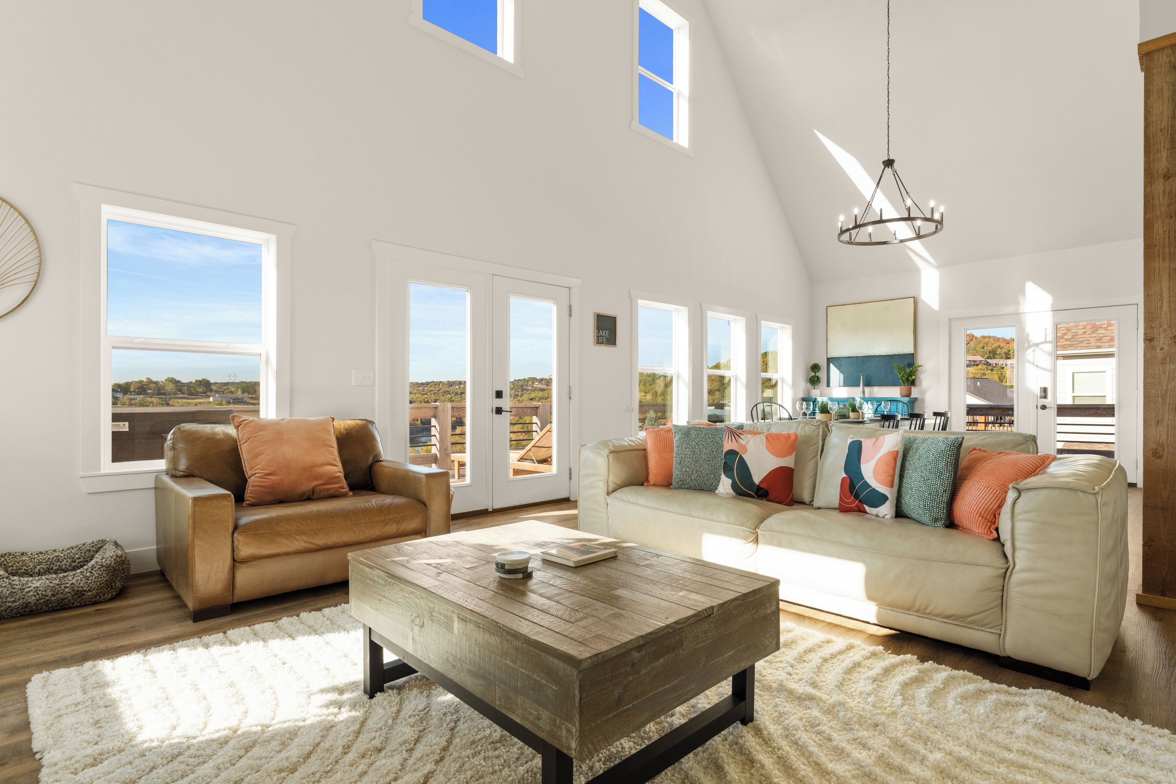 智能电视、壁炉、桌上足球、书