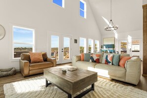 Smart-TV, Kamin, Tischfußball, Bücher