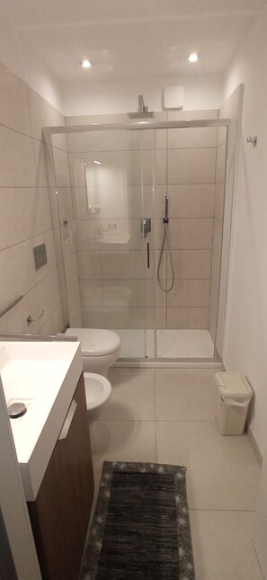 Douche, sĂšche-cheveux, bidet, serviettes fournies