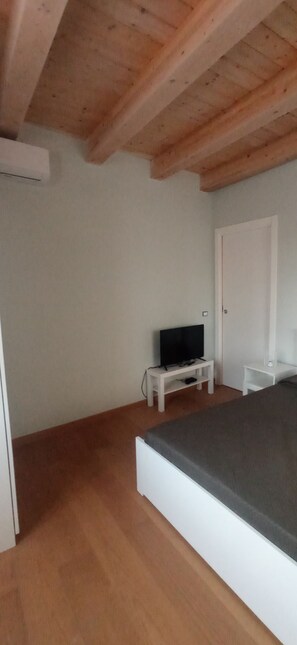 1 chambre, fer et planche à repasser, lit parapluie, Wi-Fi