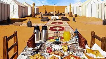 Desayuno con opciones de la cocina local incluido todos los días