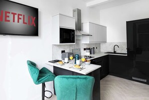 Geladeira, micro-ondas, fogão, cooktop