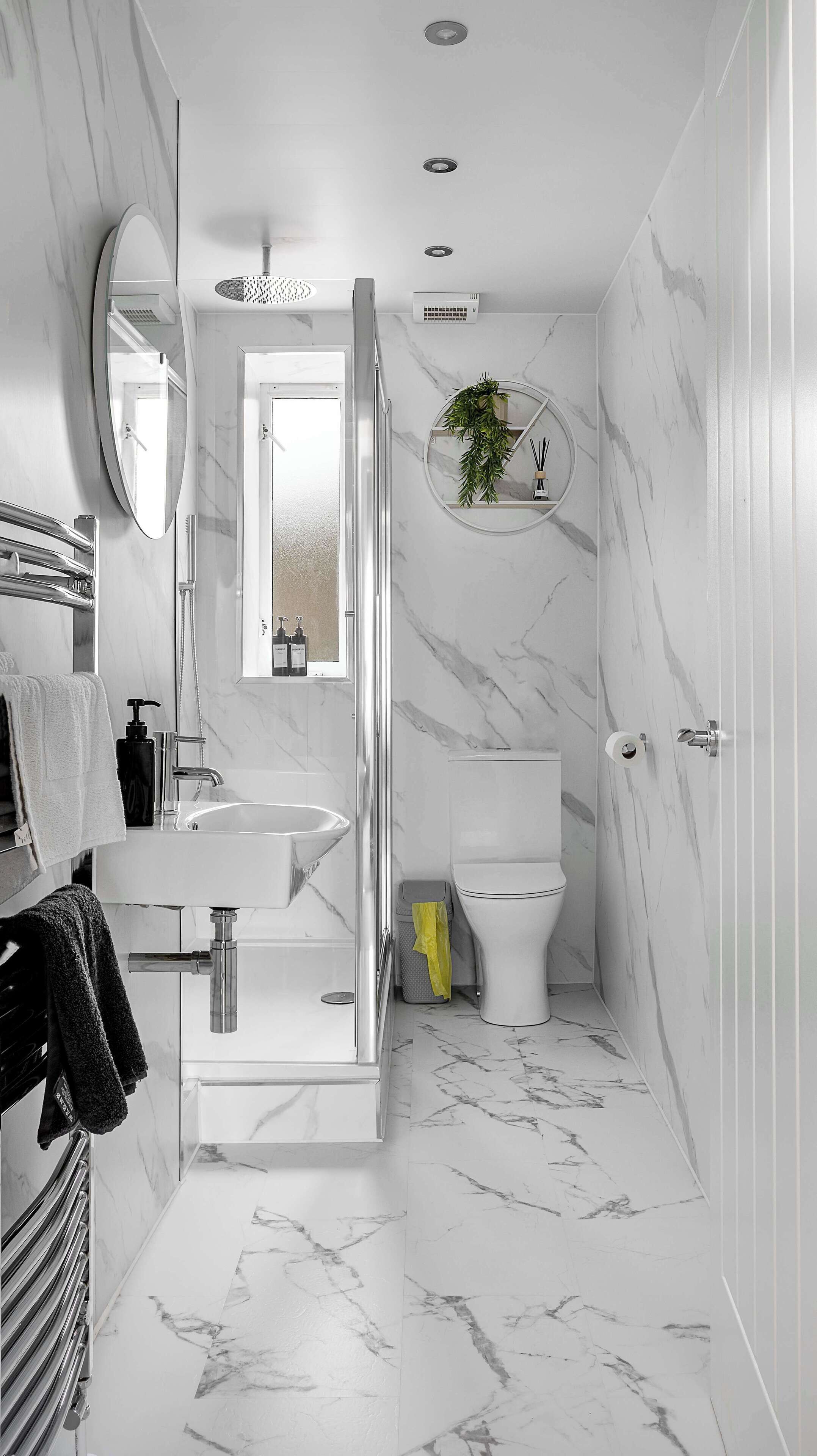 Een douche, een haardroger, handdoeken