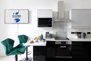 Réfrigérateur, micro-ondes, four, plaque de cuisson