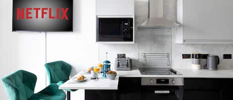 Réfrigérateur, micro-ondes, four, plaque de cuisson