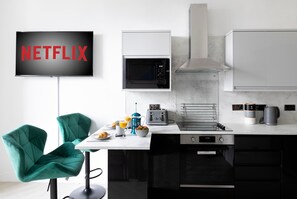 Fridge, microwave, oven, stovetop - Fountain View Apartment (Rothesay)