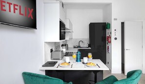 Frigorífico, microondas, horno y placa de cocina