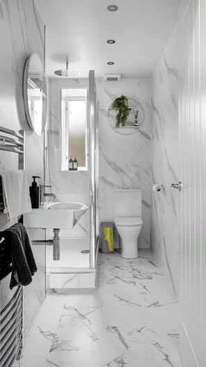 Shower, hair dryer, towels - Fountain View Apartment (Rothesay)