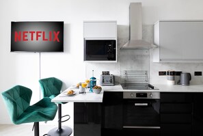 Geladeira, micro-ondas, fogão, cooktop