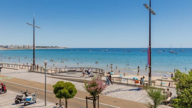 A coastal promenade with a clear view of the sea, a paved walkway, and a few parked scooters. - Cosy house Sables d'Olonne, 4 pers, town center (LES SABLES D'OLONNE)