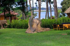 Outdoor dining - De Rain Eco Beach Resort (Entebbe)