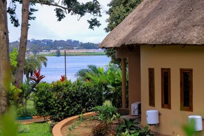 Egyptian cotton sheets, premium bedding, Select Comfort beds, minibar - De Rain Eco Beach Resort (Entebbe)