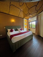 Deluxe Room, Balcony, Lake View | Egyptian cotton sheets, premium bedding, Select Comfort beds, minibar