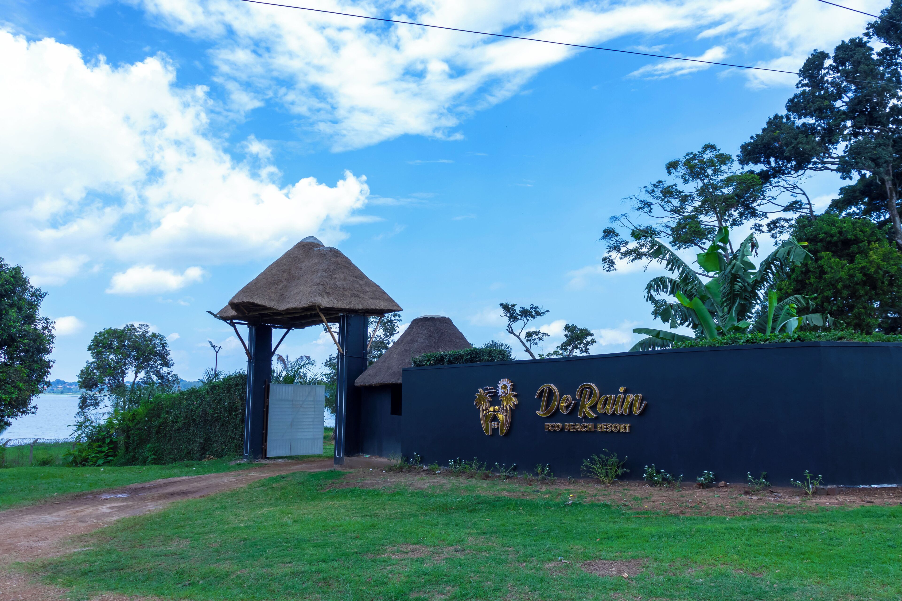 Una pared negra con el texto "DeRain Eco Beach Resort" y un logo.