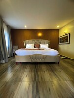 Deluxe Room, Balcony, Lake View | Egyptian cotton sheets, premium bedding, Select Comfort beds, minibar