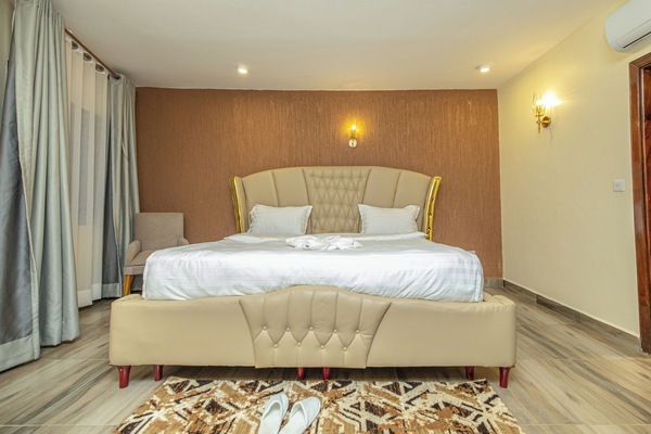 Egyptian cotton sheets, premium bedding, Select Comfort beds, minibar