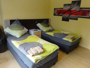 2 عدّة غرف نوم ومكواة/لوح كي وواي فاي وملاءات أسرّة