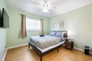 3 bedrooms, iron/ironing board, WiFi, bed sheets - Family-Friendly 3BR in Sacramento – Backyard Fun! (Sacramento)