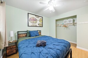 3 bedrooms, iron/ironing board, WiFi, bed sheets - Family-Friendly 3BR in Sacramento – Backyard Fun! (Sacramento)