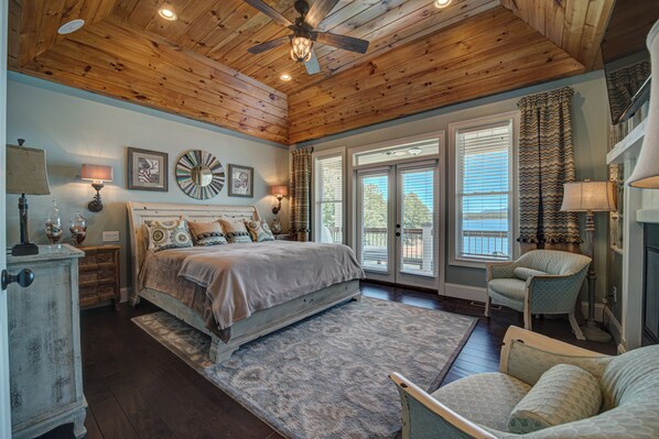 6 bedrooms, iron/ironing board, WiFi, bed sheets