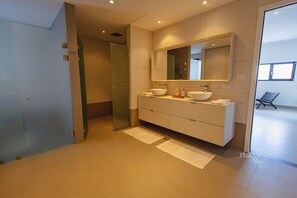 Shower, hair dryer, towels, soap -  Luxury Penthouse with Private Rooftop Directly on Beach, Best Location, pool! (Simpson Bay)