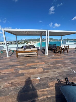 Outdoor dining -  Luxury Penthouse with Private Rooftop Directly on Beach, Best Location, pool! (Simpson Bay)