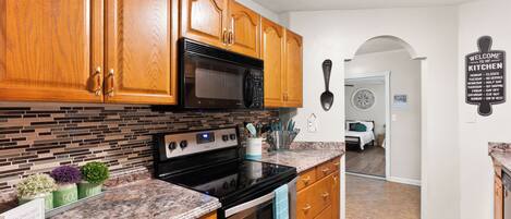 冰箱、微波炉、烤箱、炉灶