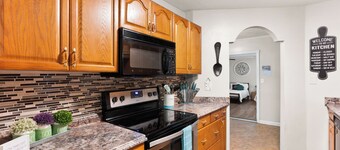 Large Groups & Pets Welcome Sleeps 12 w/Game Room