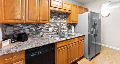 Large Groups & Pets Welcome Sleeps 12 w/Game Room