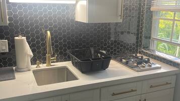 Mikroaaltouuni, liesi, kahvin-/teenkeitin