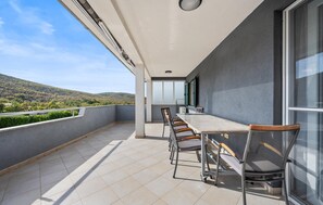 Outdoor dining - Stunning home in Cvrljevo (Cvrljevo)
