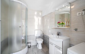 Shower, hair dryer - Lovely home in Cvrljevo with private swimming pool, can be inside or outside (Cvrljevo)