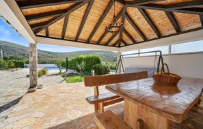 Outdoor dining - Stunning home in Cvrljevo (Cvrljevo)