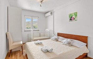 3 bedrooms, iron/ironing board, free WiFi, bed sheets - Lovely home in Cvrljevo with private swimming pool, can be inside or outside (Cvrljevo)